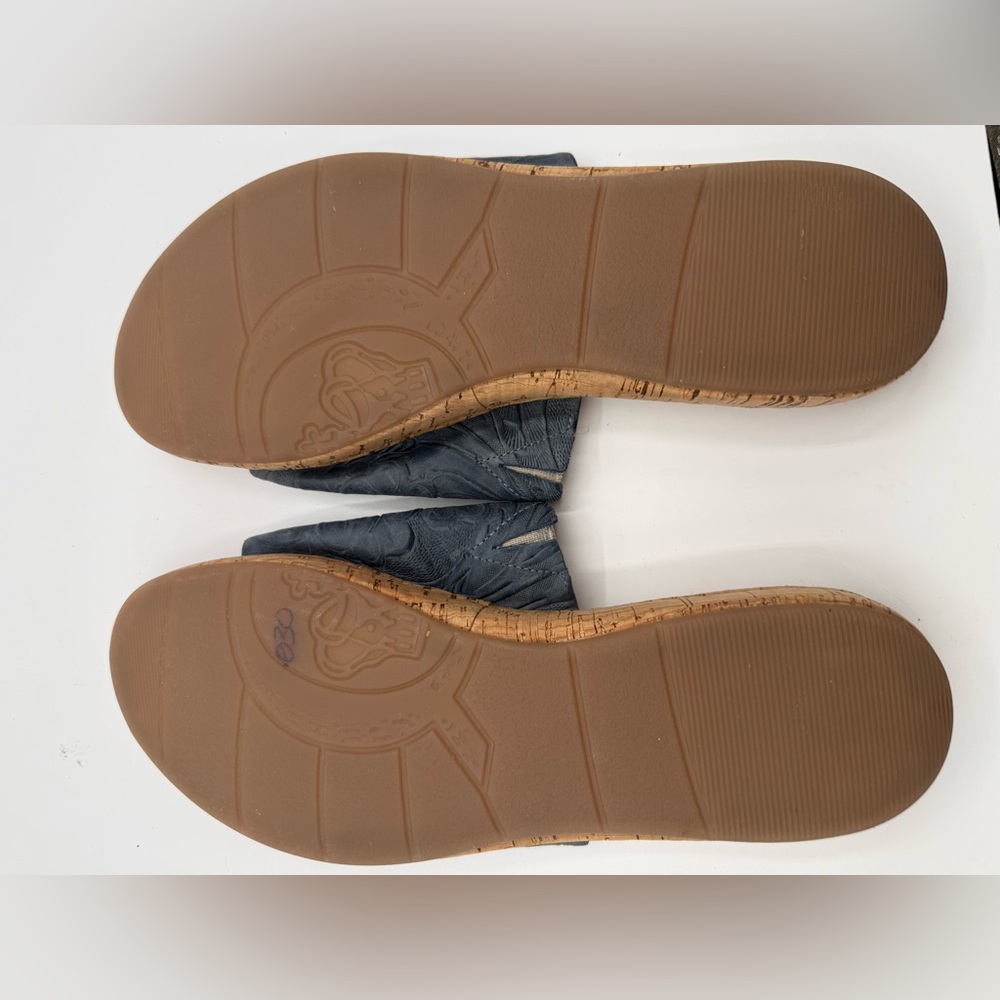 Born navy floral embossed leather slides 11 see description - Picture 3 of 4